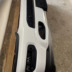 Front bumper 2019-2024 Ram 1500 complete like new!! Se habla español. $1200 