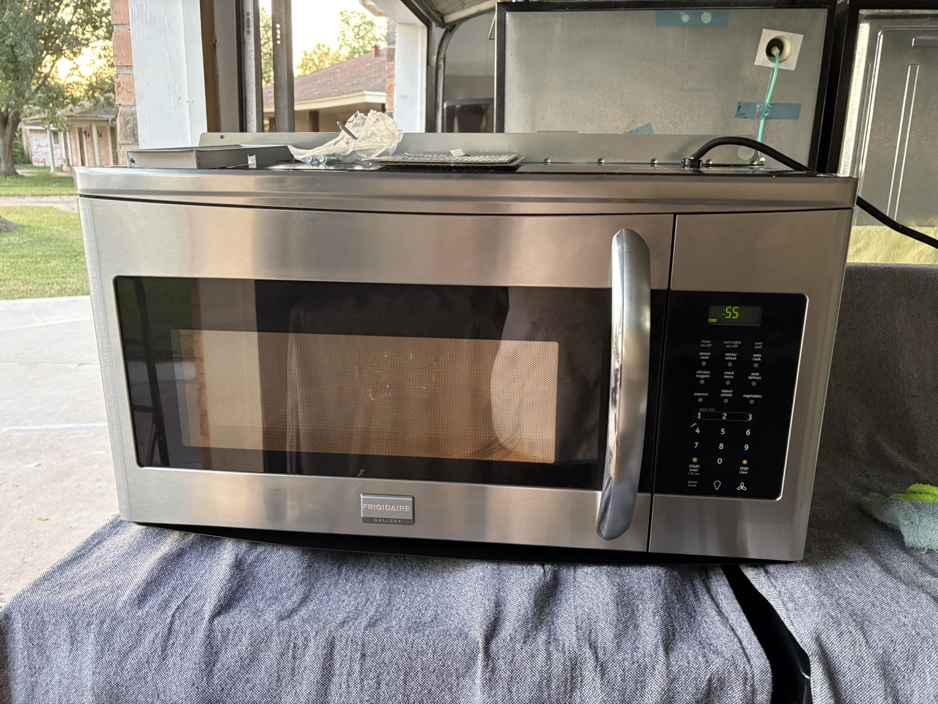 FRIGIDAIRE GALLERY 30 INCHES OVER THE RANGE MICROWAVE MICROONDAS COMO NUEVO