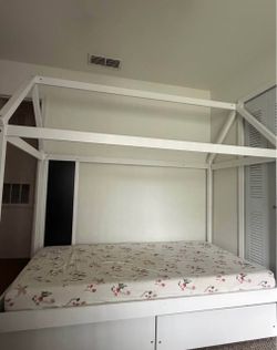 Selling a twin-size white house bed, perfect for a child’s bedroom  ✨ House-frame design 🛏️ Twin