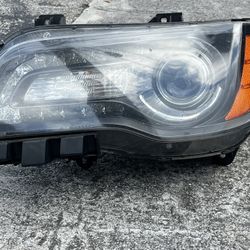2013 Chrysler 300 C Headlights Assembly