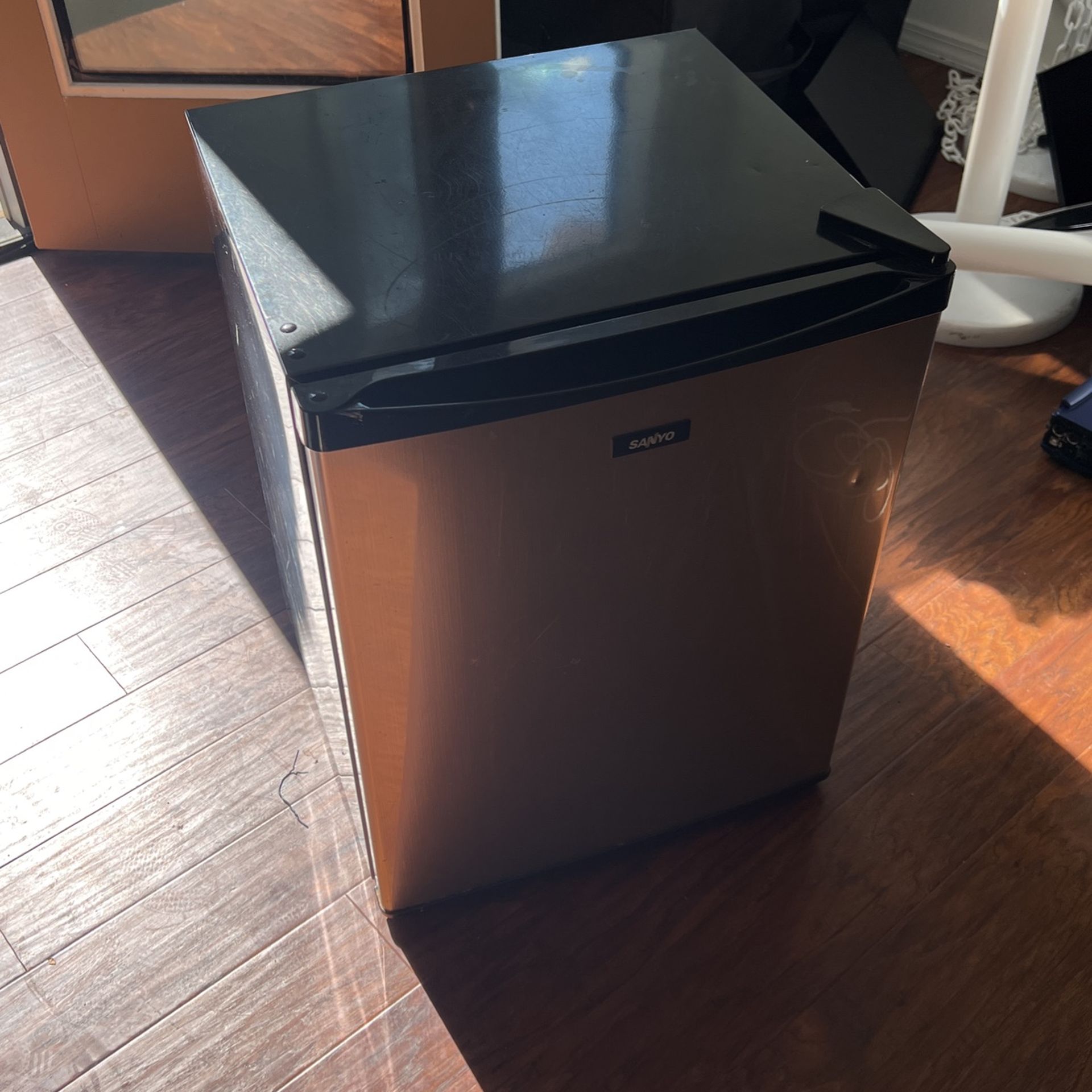 Mini Fridge Refrigerator Miniature Bar, Room, Micro, Small, Electric