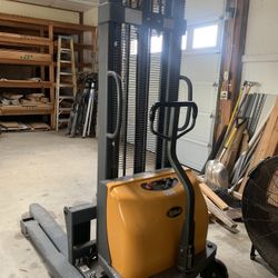 Stacker - Semi Electric Lifter