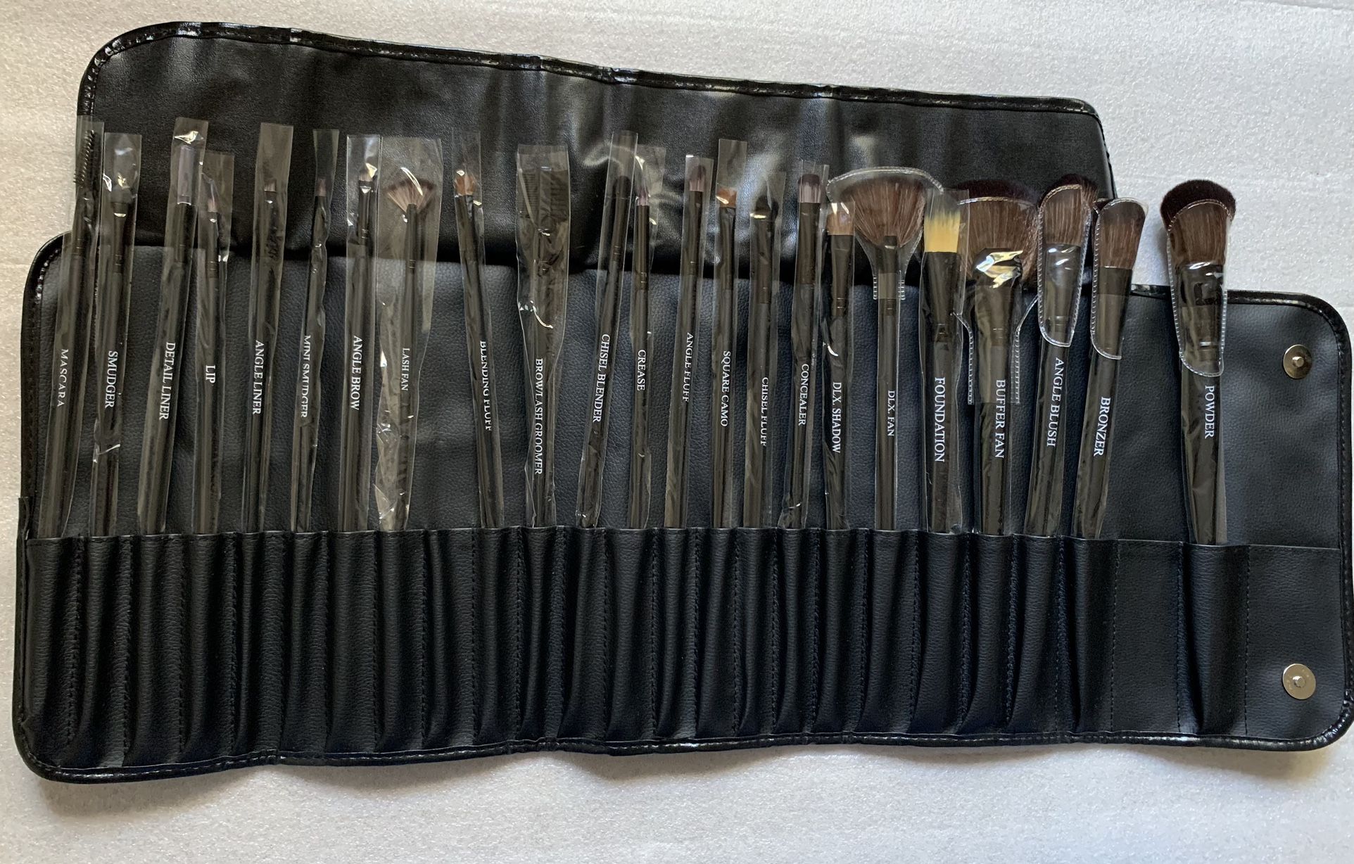23 Pieces Of professional Makeup Brushes