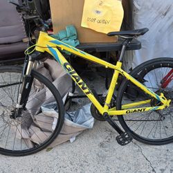 GIANT ATX 27.5 MOUNTAIN BIKE 