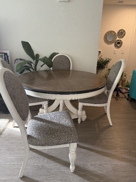 Round Kitchen Table and Chairs