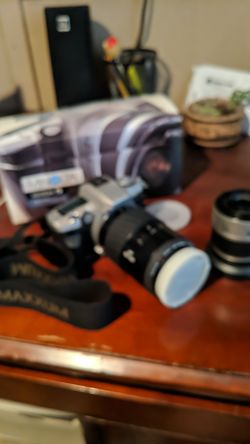 Minolta 35mm af camera with 2 zoom lenses
