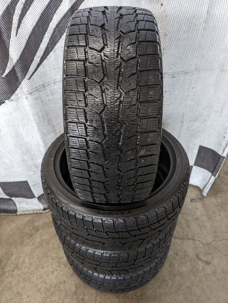 235/40R19 “Near New” Set Of 4 Toyo Observe GSI-6 HP Studless Winter Snow Tires