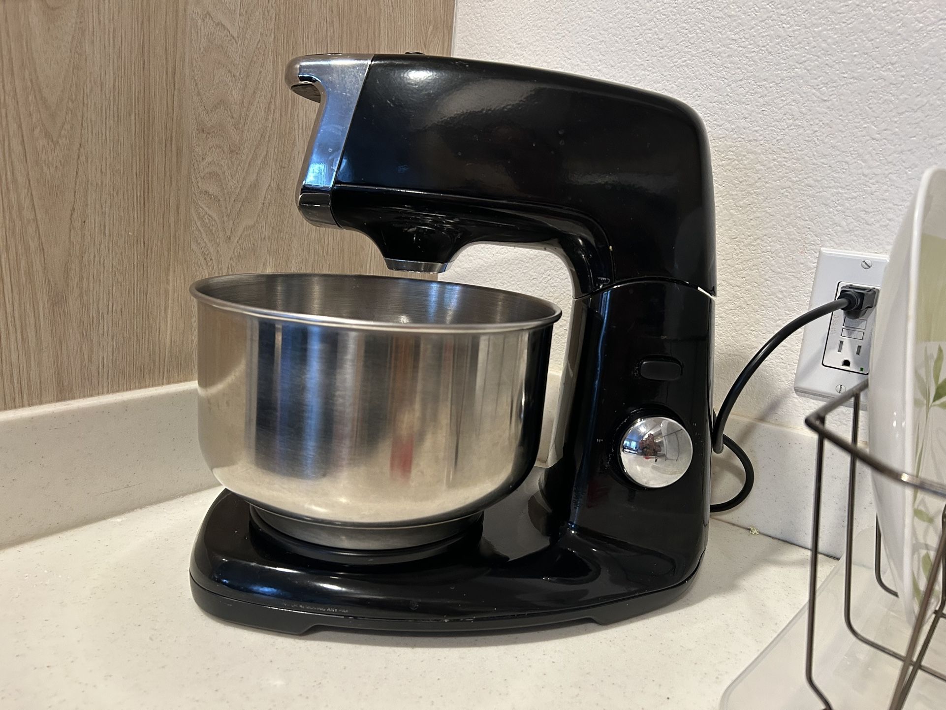 Dough kneading machine