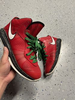 Lebron 8 V/2 Sz 10.5 Xmas 