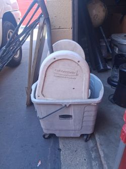 Rubbermaid Commercial Mop Bucket with Wringer