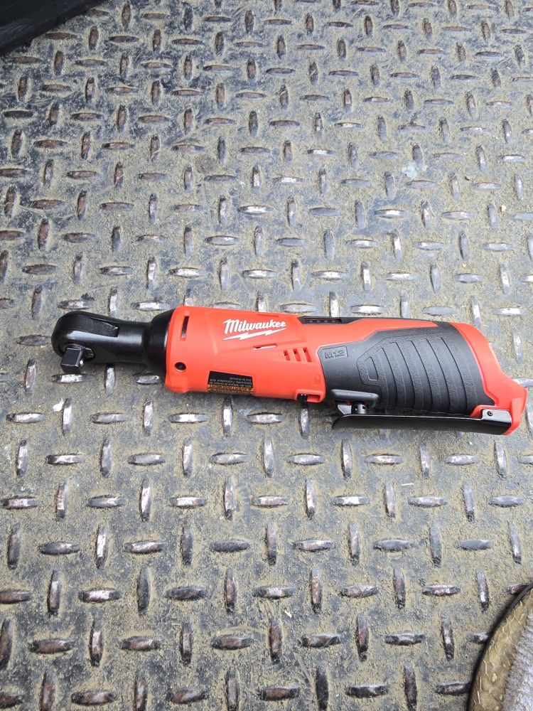 Milwaukee M12 12V Lithium-Ion Cordless 3/8 in. Ratchet (Tool-Only)
