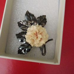 Ming's double hibiscus broochslash GSL