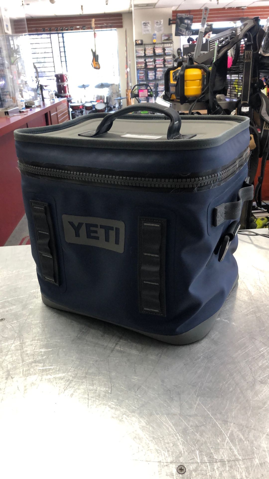 96091 Yeti HOPPER 12 Navy Blue Flip Top Soft Side Cooler (Missing Shoulder Strap) 574507