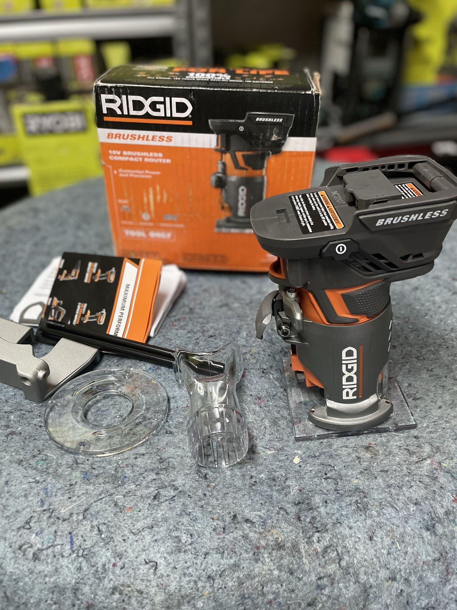 RIDGID 18V OCTANE Brushless Cordless Compact Fixed Base Router with 1/4 in. Bit, Round and Square Bases and Collet Wrench