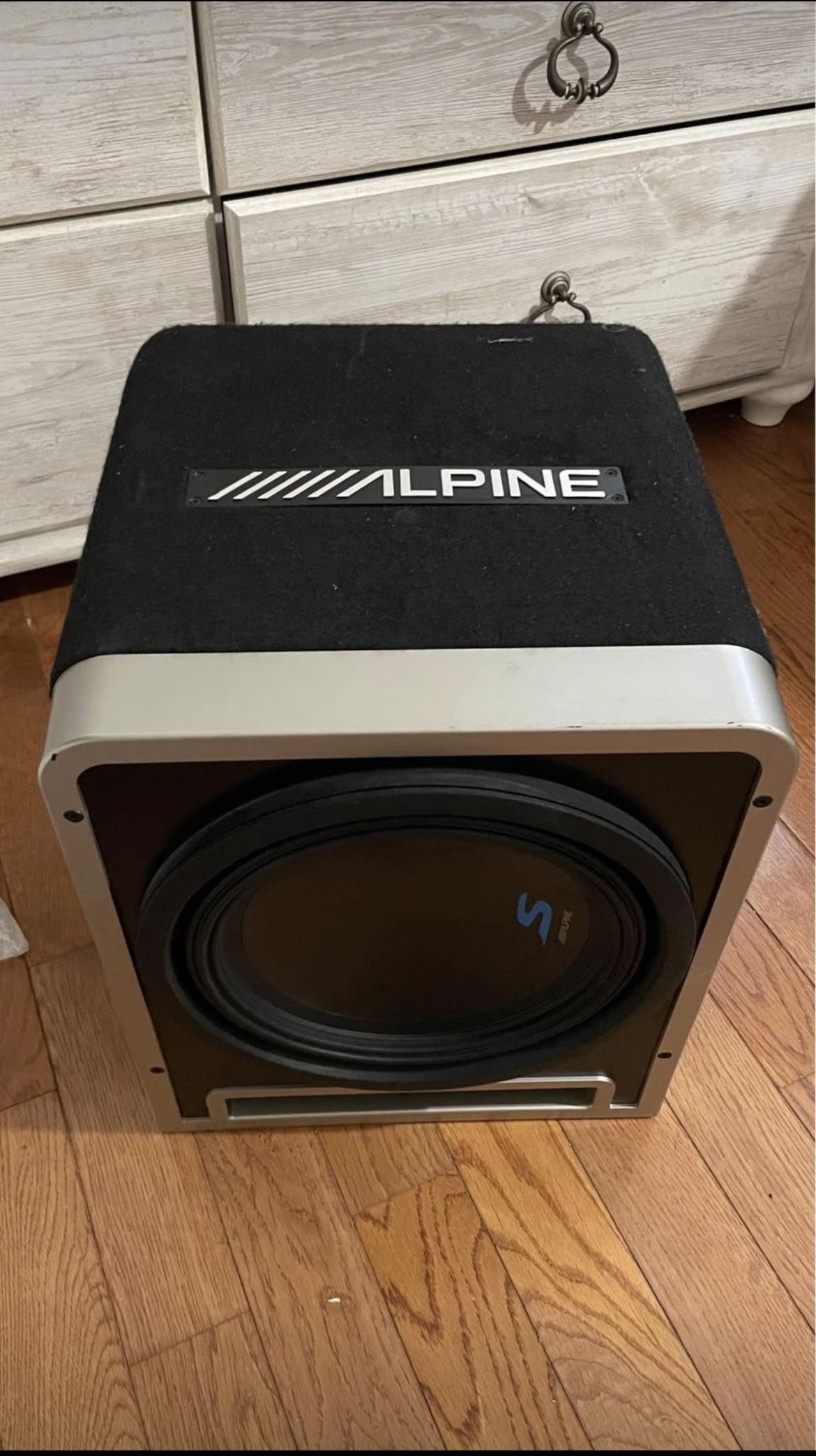 I sell my JL amplifier and my 12 subwoofer, a lot of original power like new