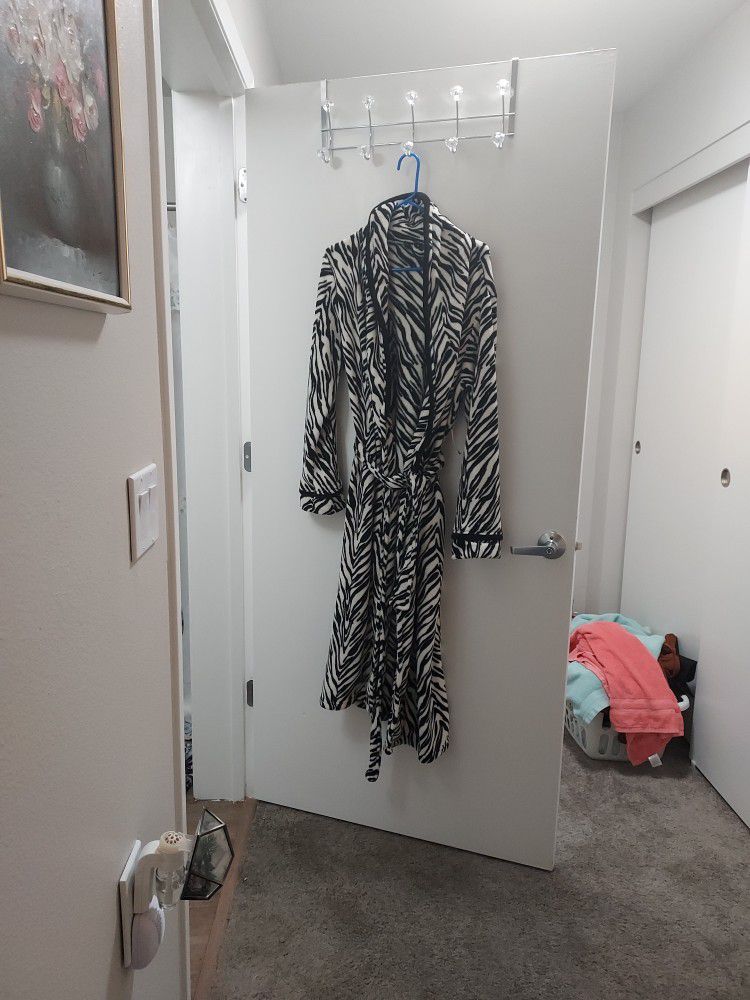 LADIES NEW ROBE BLACK AND WHITE SIZE LARGE$ 15.00 
