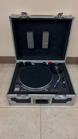 TECHNICS SL-1210 MK2  MADE IN JAPAN W/ ROAD READY HARD CASE