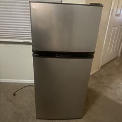 Insignia 4.5 Mini Fridge 