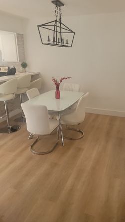 Glass table - pristine condition - with matching chairs