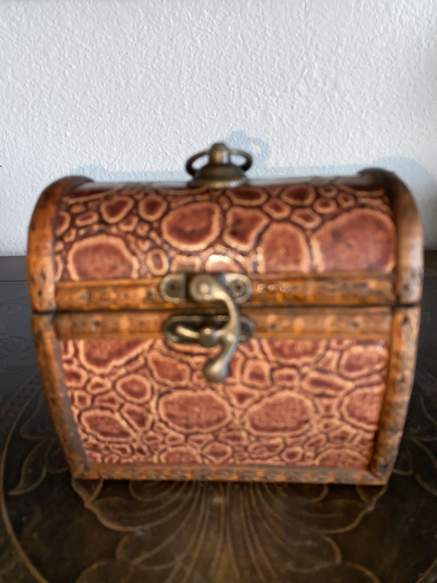 Small Vintage -style wooden trinket box or jewelry case