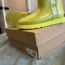 Women Uggs, Size 10, Like New 