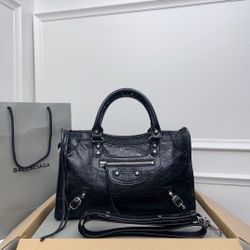 A large-capacity personalized trendy bag