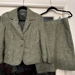 Ann Taylor Signature Suit- Size 6