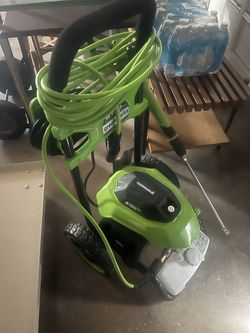 Greenworks 2100-PSI 1.2-GPM Cold Water Electric Pressure washer with 4-in Spray Tips