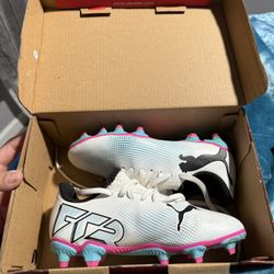 Soccer shoes