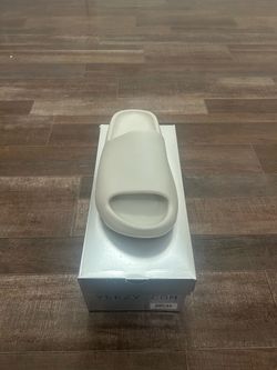 Yeezy Slides size 4