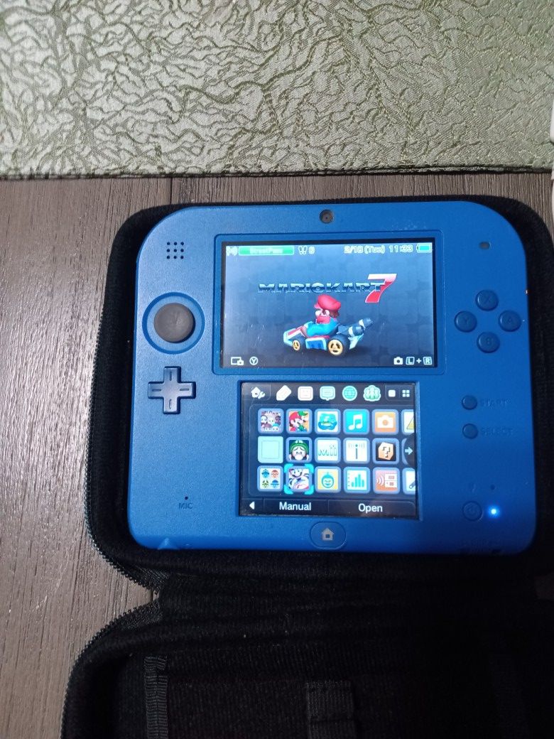 Nintendo 2ds Bundle (Console, 6 Games, charger and case)