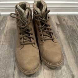 Woman’s Tan Boots