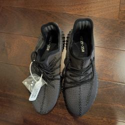 Adidas Yeezy Boots 350 V2  Size 10,5. New 
