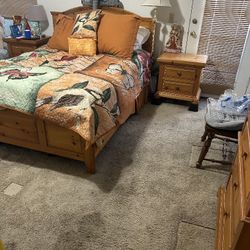 BEAUTIFUL 5-PIECE SOLID PINE QUEEN BEDROOM SET - Complete with Mattress & Box Spring