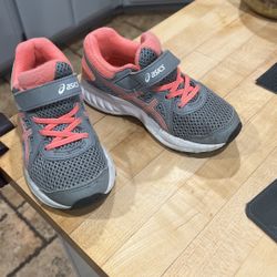ASICS Size 12 Girls Shoes Great Condition
