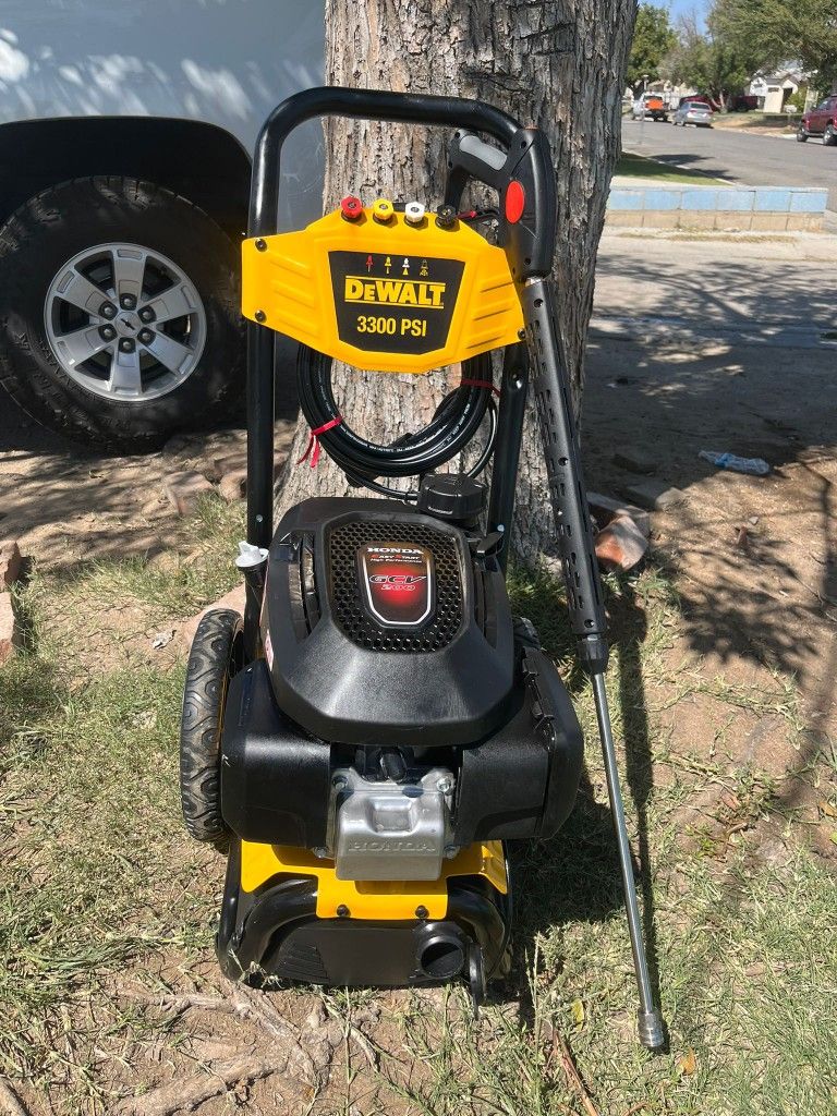 DEWALT
3300 PSI 2.4 GPM Cold Water Gas Pressure Washer with HONDA GCV200 Engine