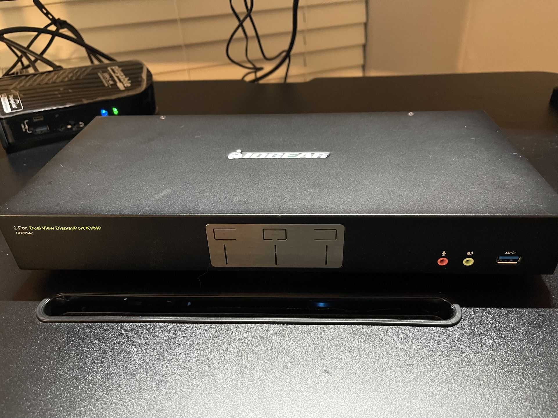 IOGEAR 2-Port Dual View DisplayPort KVMP Switch