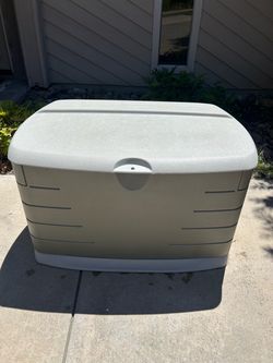 Rubbermaid 73 gal. Medium Resin Outdoor Storage Container Deck Box with Seat