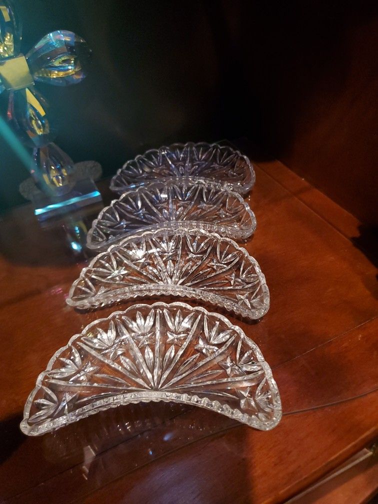Crystal Lil Servers Beautiful Design