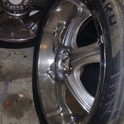 6 Lug Nut Entrance 22 Inch Chrome  Rims With All 4 Tires 