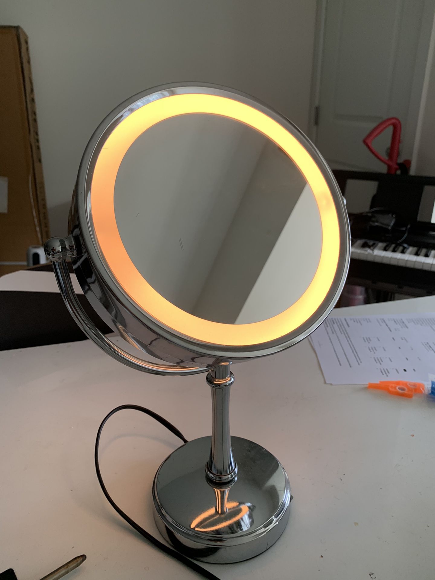 Lighted makeup mirror