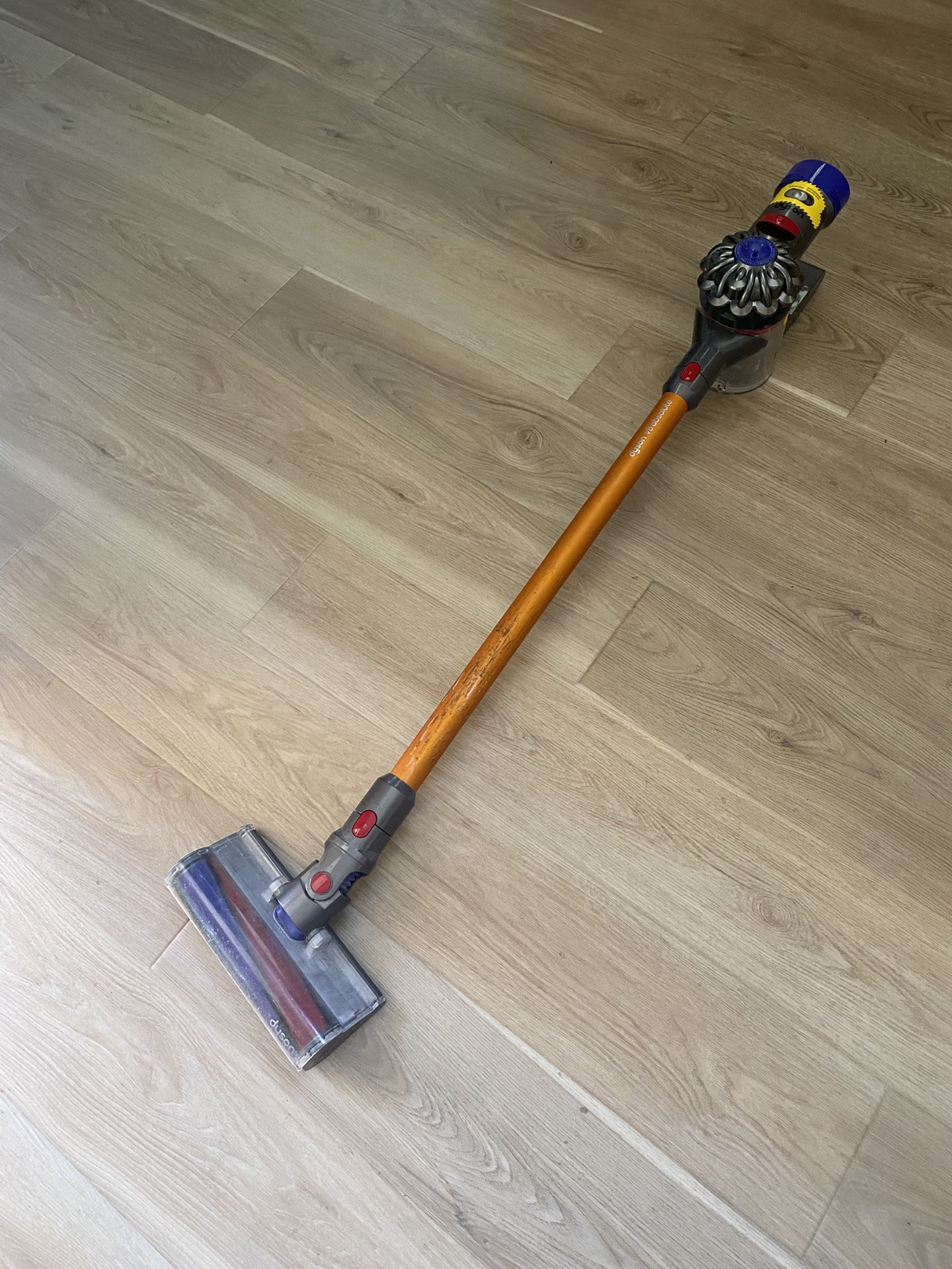 Dyson (214730-01 V8 Absolute Cordless Stick Vacuum Cleaner, Yellow