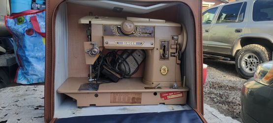 * OLD SINGER SEWING MACHINE *