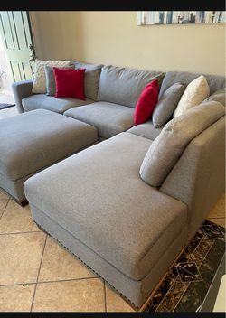 DELIVERY AVAILABLE 🚛! Beautiful COSTCO sectional Couch with Ottoman