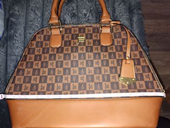 London Fog 2 Piece Bag Set NWT London Fog Cognac 2 Piece Bag Set
Toiletry, & Tulip Satchel