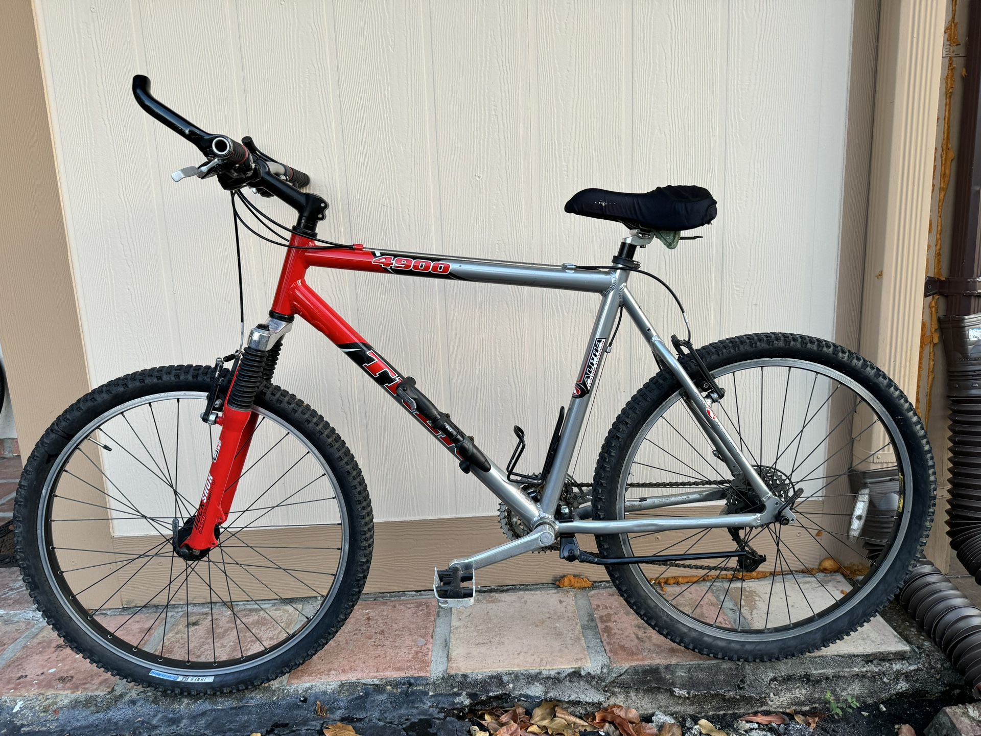 Trek 4900 Mountain Bike Size Large 21”