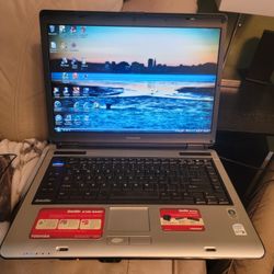 Toshiba Satellite A135-S4427 Laptop Computer 
