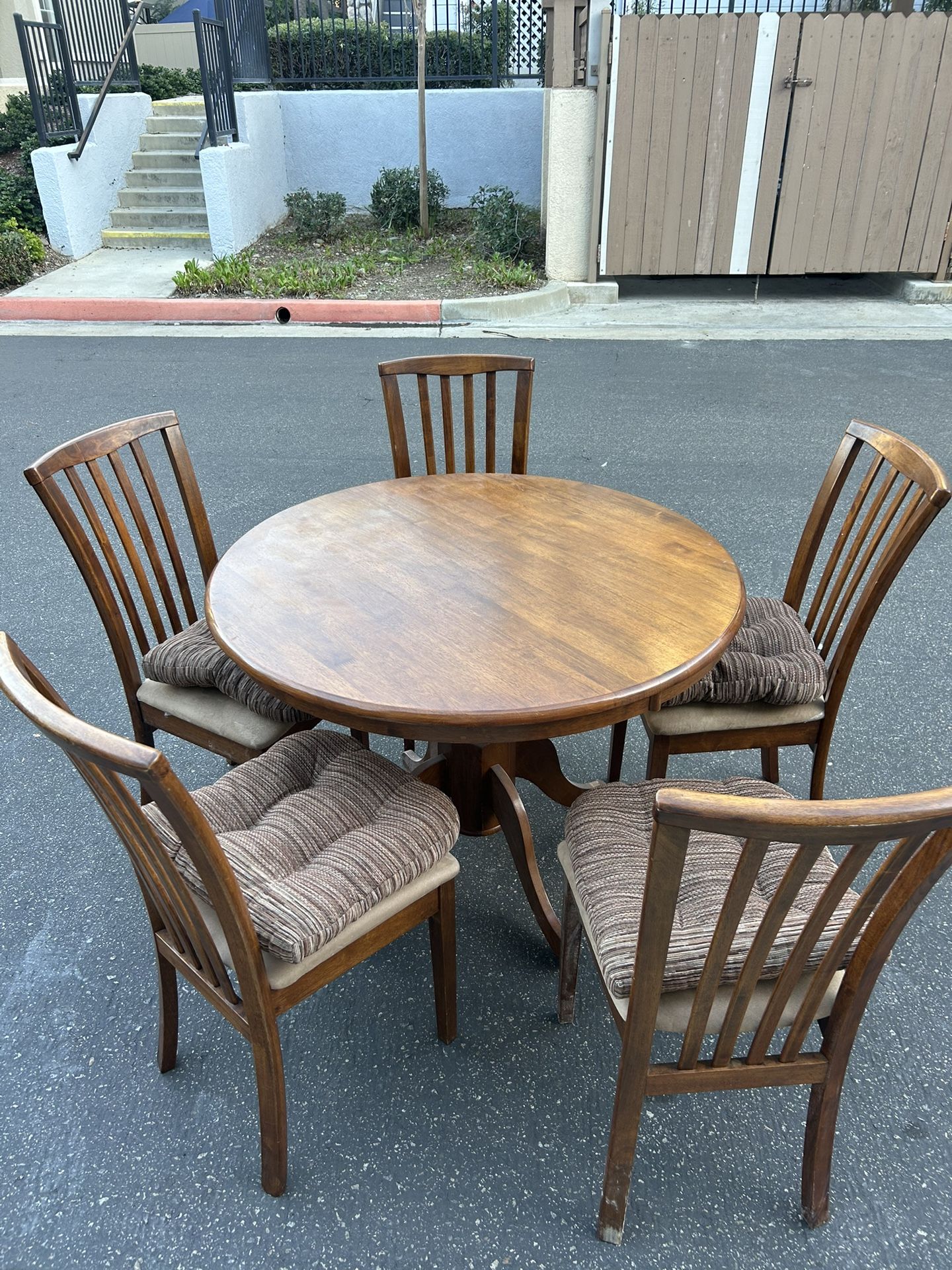Kitchen Table With 5 Matching Chairs