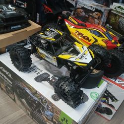 Axial Capra 1/18 SCALE 4X4 with Front And Rear Steering Brand New 