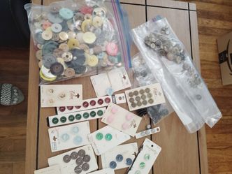 Assorted vintage buttons